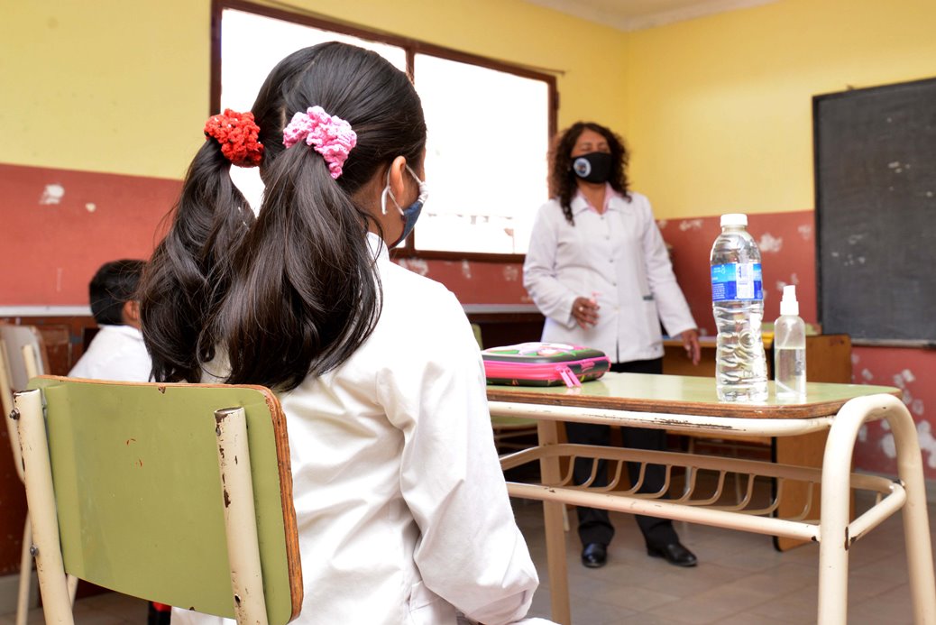 Nuevo decreto elimina trabajo en cuadrillas y amplia burbujas de alumnos