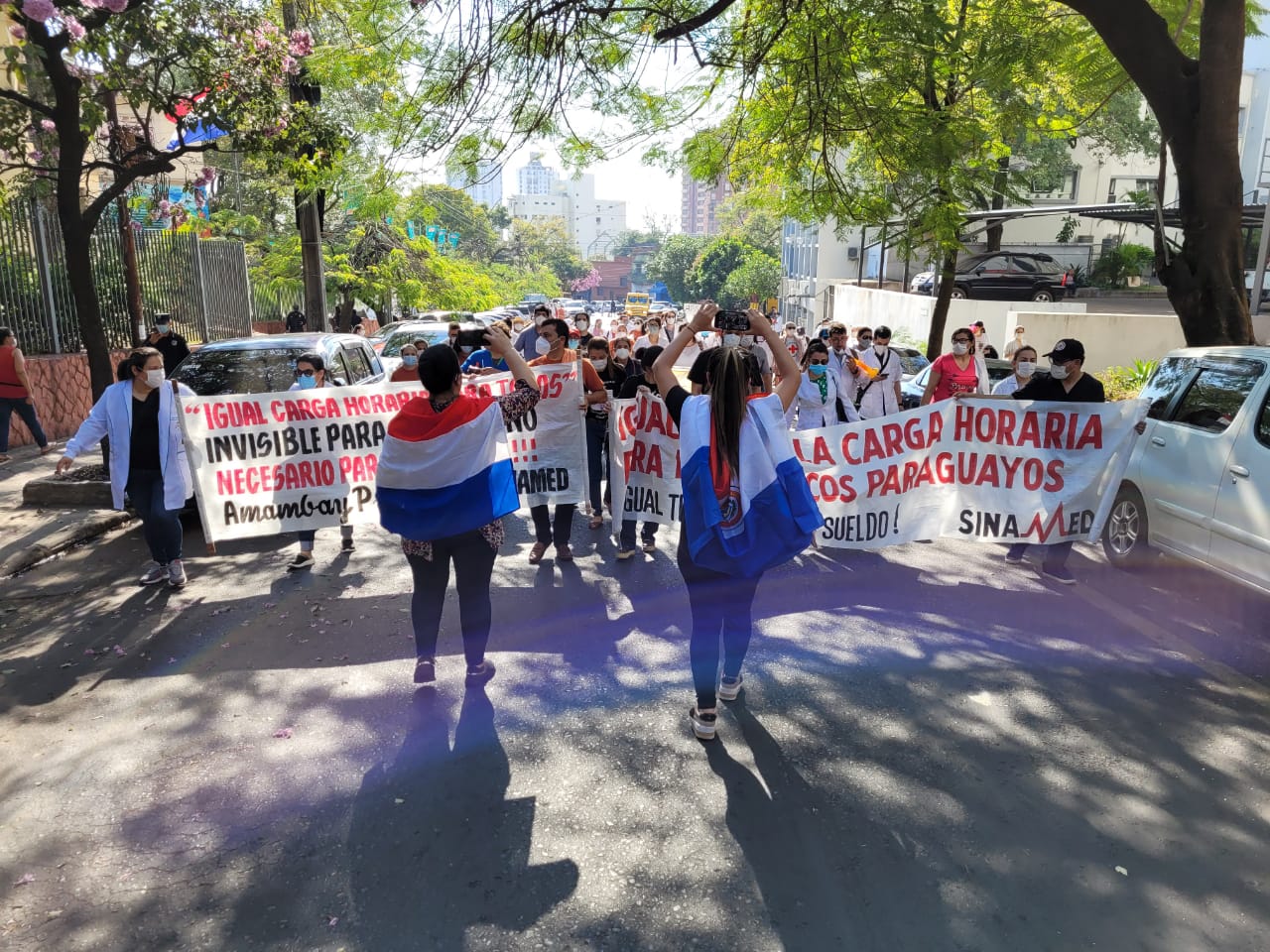 Médicos anuncian manifestación para mañana
