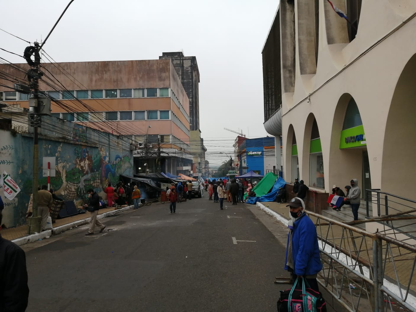 Policía Nacional garantiza el libre tránsito, ante manifestaciones en el microcentro. Foto: Radio UNO 650 AM.