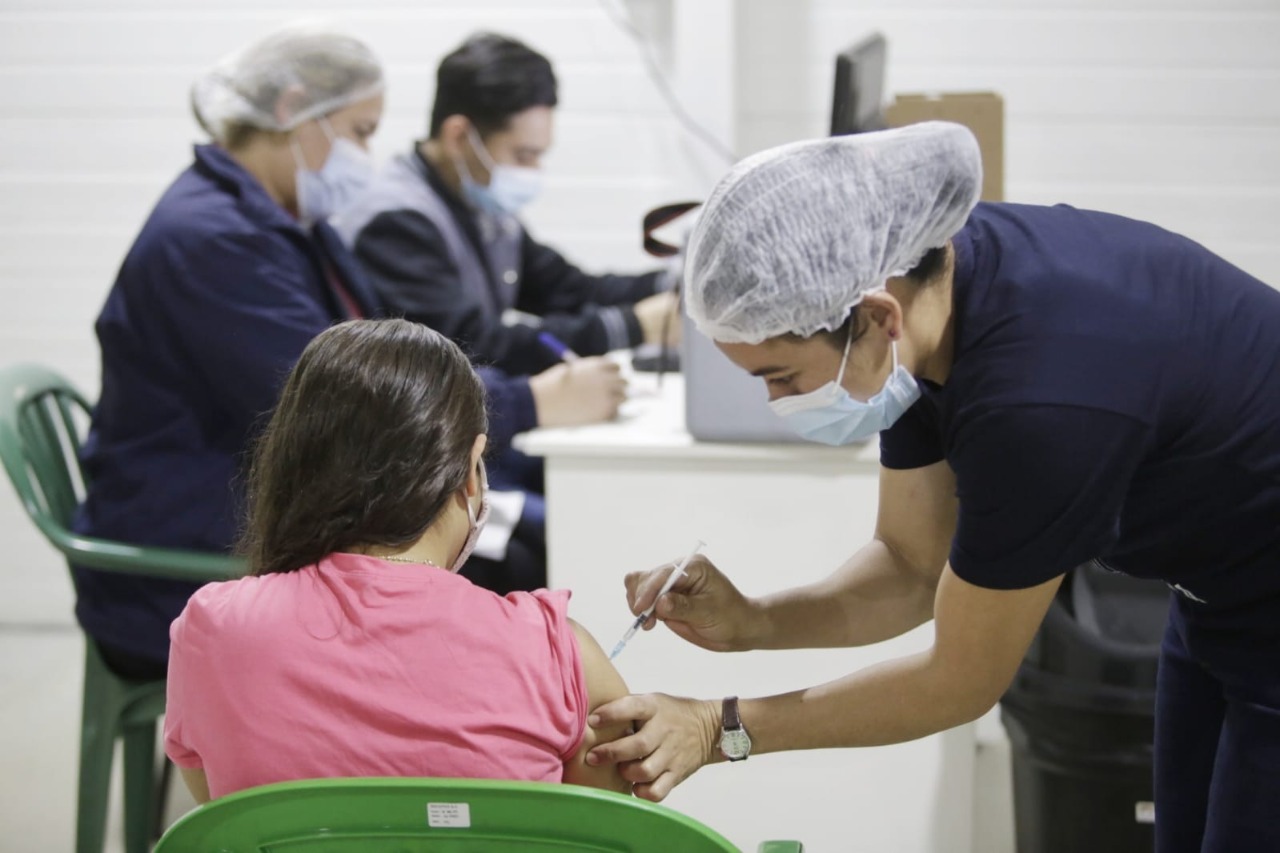 Adolescentes con comorbilidades recibirán segunda dosis anticovid el viernes