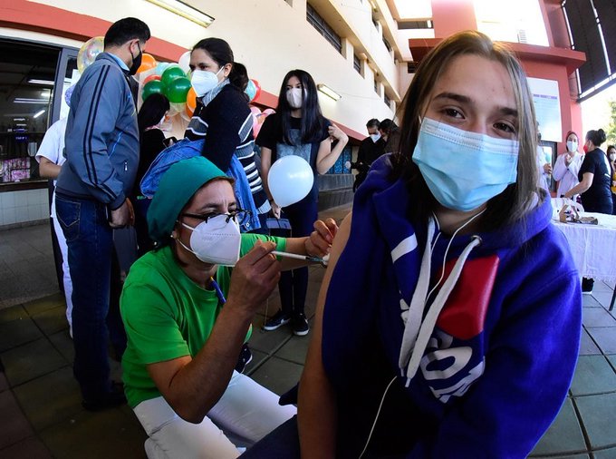 Adolescentes recibirán la segunda dosis de la Pfizer este viernes. Foto: MSP.