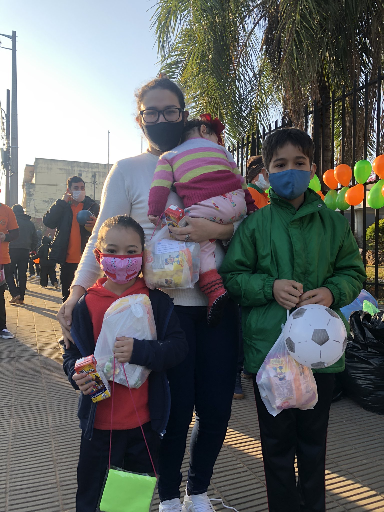 Niños que recibieron sus regalos esta mañana en el Trece. Foto: gentileza.