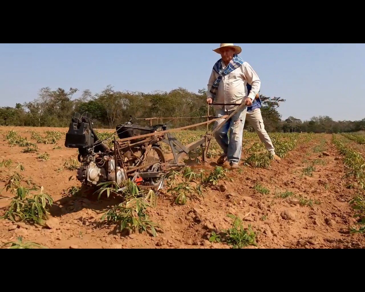Con ingenio y mucha destreza, agricultor creó motoaradora