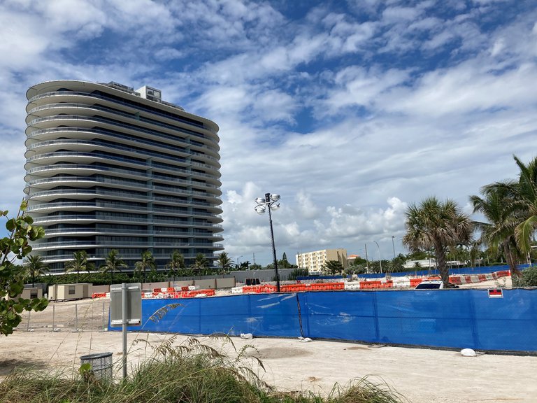 Honrarán a víctimas del derrumbe de Surfside con memorial frente al mar. Foto: gentileza.