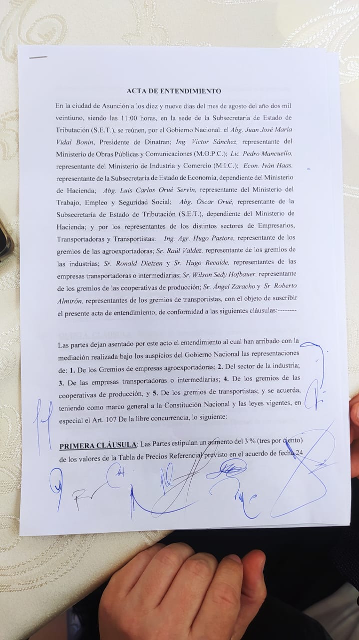 Acuerdo firmado entre el Gobierno y gremio de camioneros. Foto: gentileza.