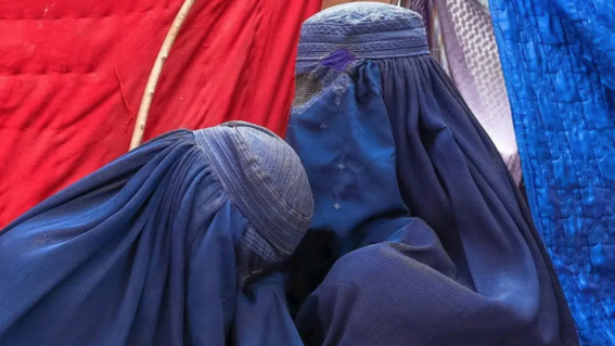 Está prohibido que las féminas lleven ropas de colores vistosos