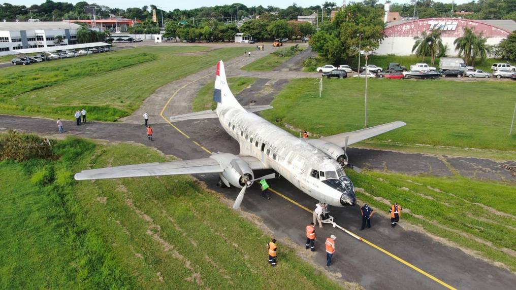 El Convair quedó expuesto por décadas a la intemperie