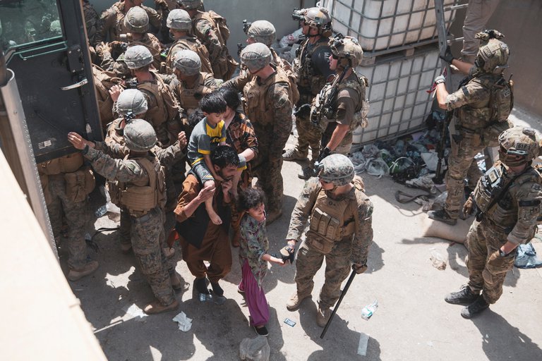 Marines estadounidenses y fuerzas noruegas ayudan a la seguridad en un puesto de control. Foto: Reuters.