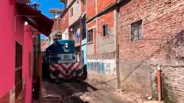 Murió arrollada por un tren luego de salvar a su hermano de 3 años