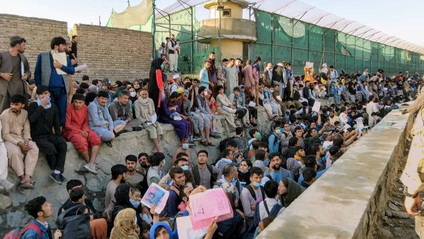 personas reunidas en las cercanías del Aeropuerto de Kabul. Foto: gentileza.