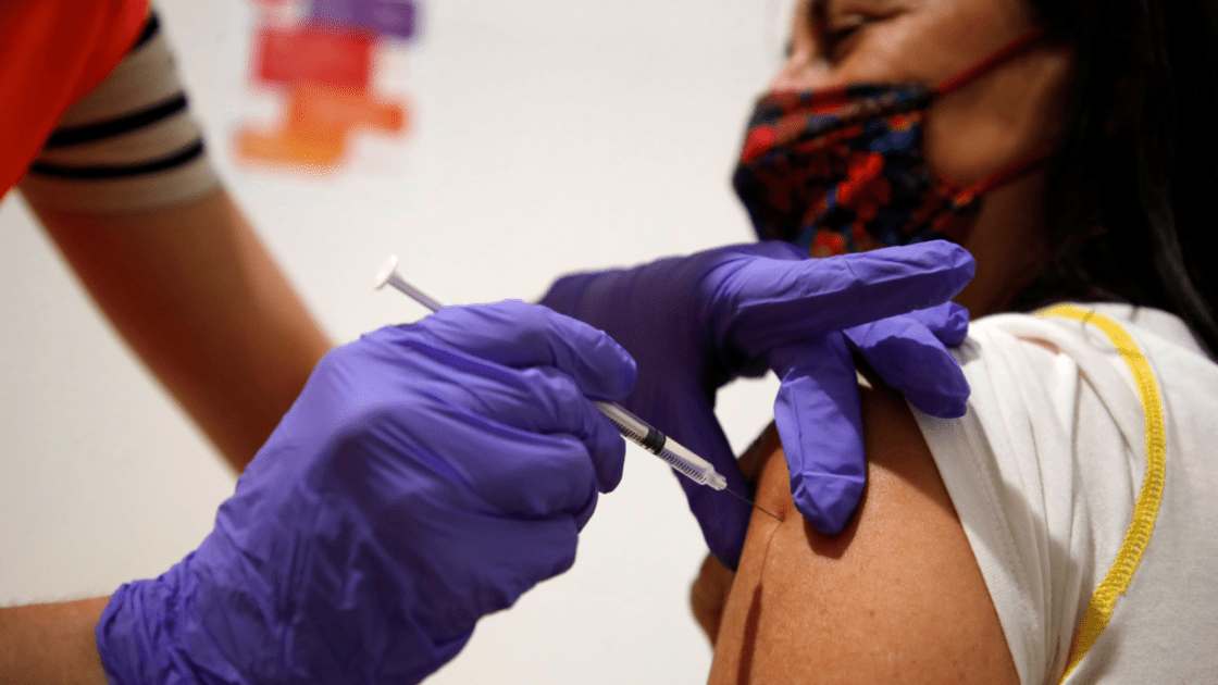 Francia sancionará a empleados sanitarios no vacunados