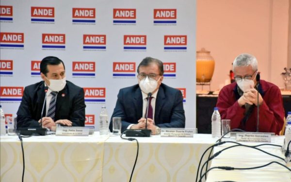 El presidente de la ANDE, Félix Sosa, junto al director de Yacyretá, Nicanor Duarte Frutos. Foto: Itaipu