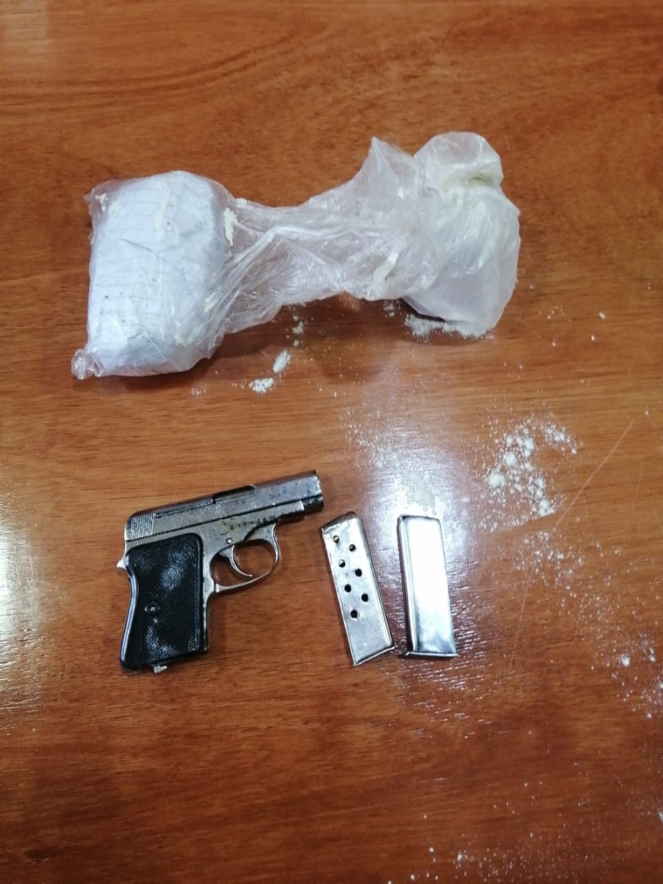 Incautan presunta dinamita en gel y arma de fuego en pabellón del PCC. Foto: gentileza.