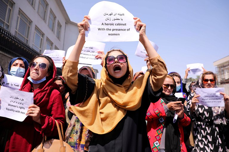 Mujeres afganas manifestándose en Kabul. Foto: AFP.