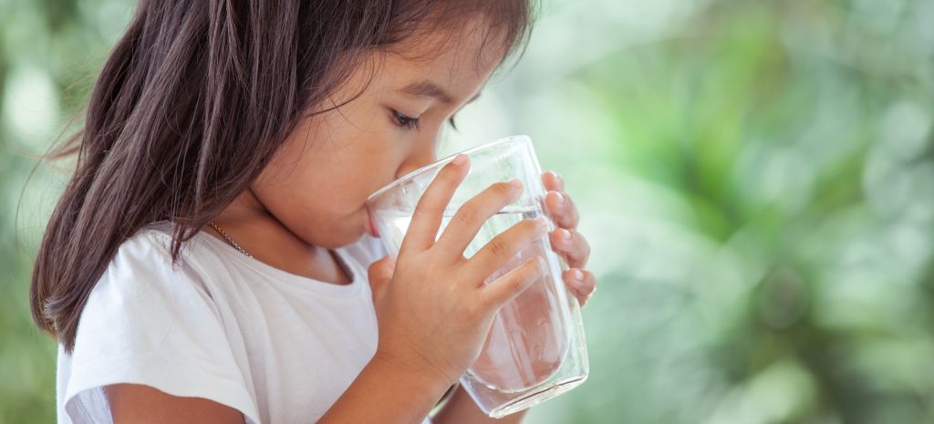 Intenso calor: Piden hidratar permanentemente a los niños