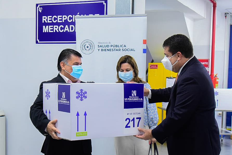 Dr. Julio Borba y el Lic. Norman Harrison, entrega oficial de equipos tecnológicos. Foto: gentileza.