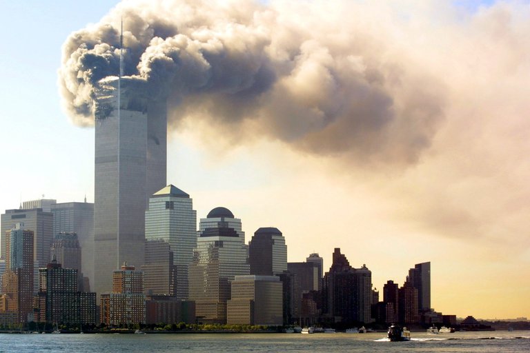 Una de las torres del WTC en llamas, tras el impacto de un avión. Foto: gentileza.