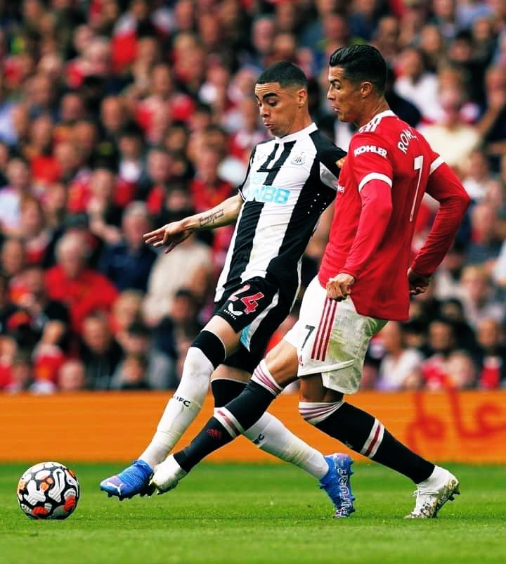 Miguel Almirón y Cristiano Ronaldo disputando la pelota. Foto: Getty.