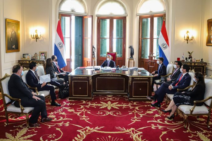 Reunión de autoridades del Gobierno con el presidente del BID. Foto: Presidencia.