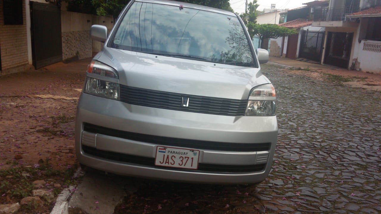 La camioneta de la marca Toyota modelo Voxy con chapa número JAS371 fue robada en San Lorenzo. Foto: Gentileza.