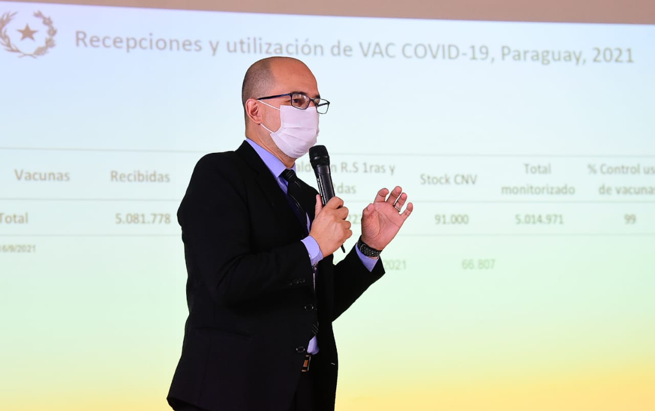 El Dr. Héctor Castro, director del Plan Ampliado de Inmunizaciones
