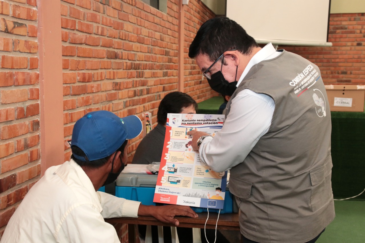 Capacitan a comunidades indígenas sobre uso de máquinas de votación