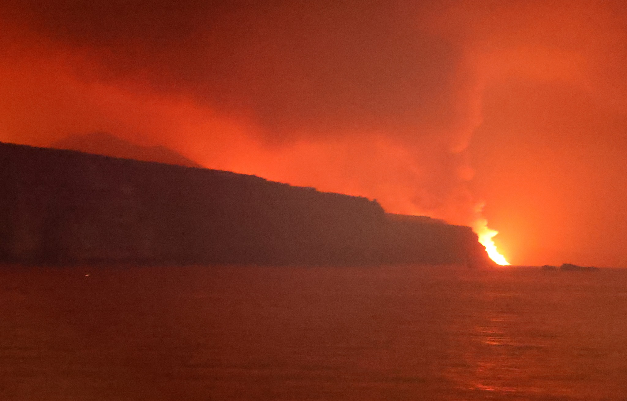 España: lava del volcán de La Palma llegó al mar