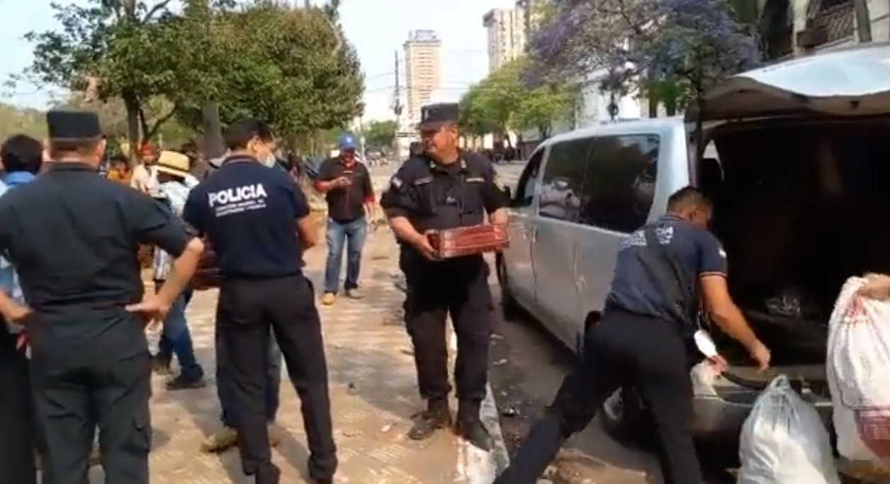 Policía entregó alimentos y agua a manifestantes