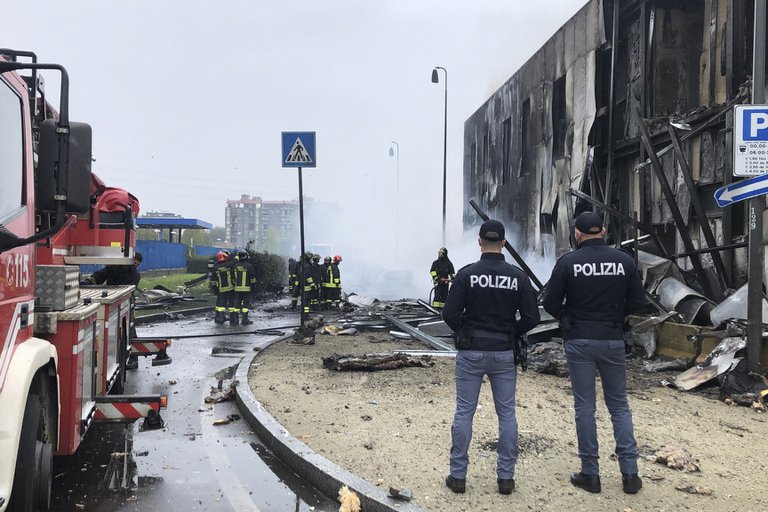 Ocho fallecidos al estrellarse un avión privado contra un edificio en Milán
