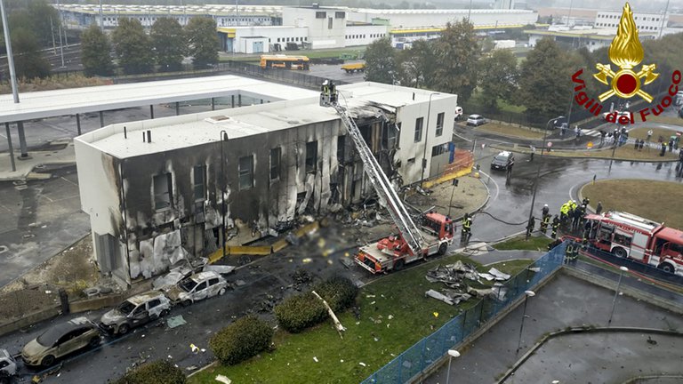 Tras el impacto, el inmueble, que se encontraba vacío, ardió en llamas.