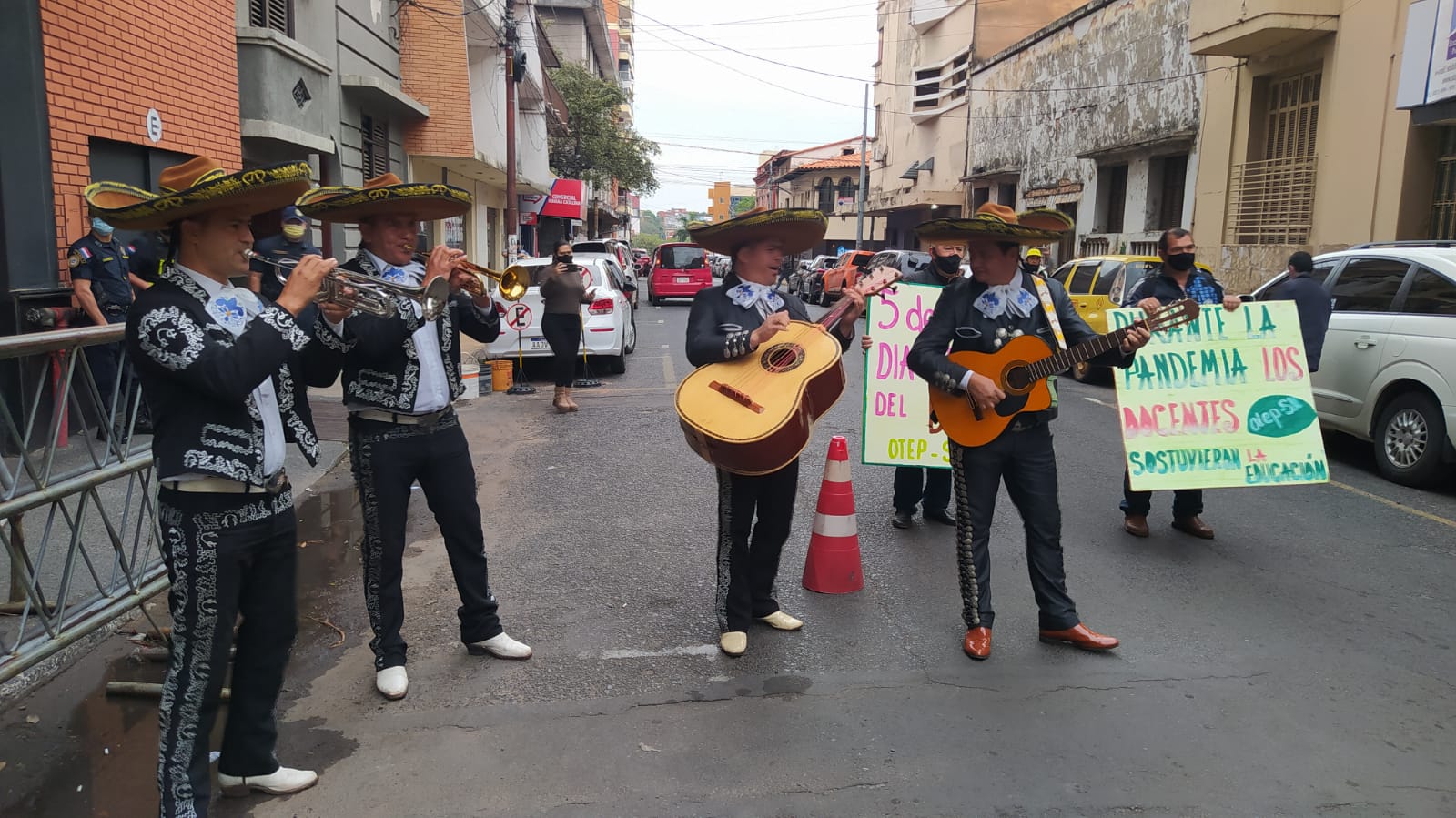 Serenata y paro de educadores en el marco del “Día Mundial del docente”. Foto: Osmar Henry.