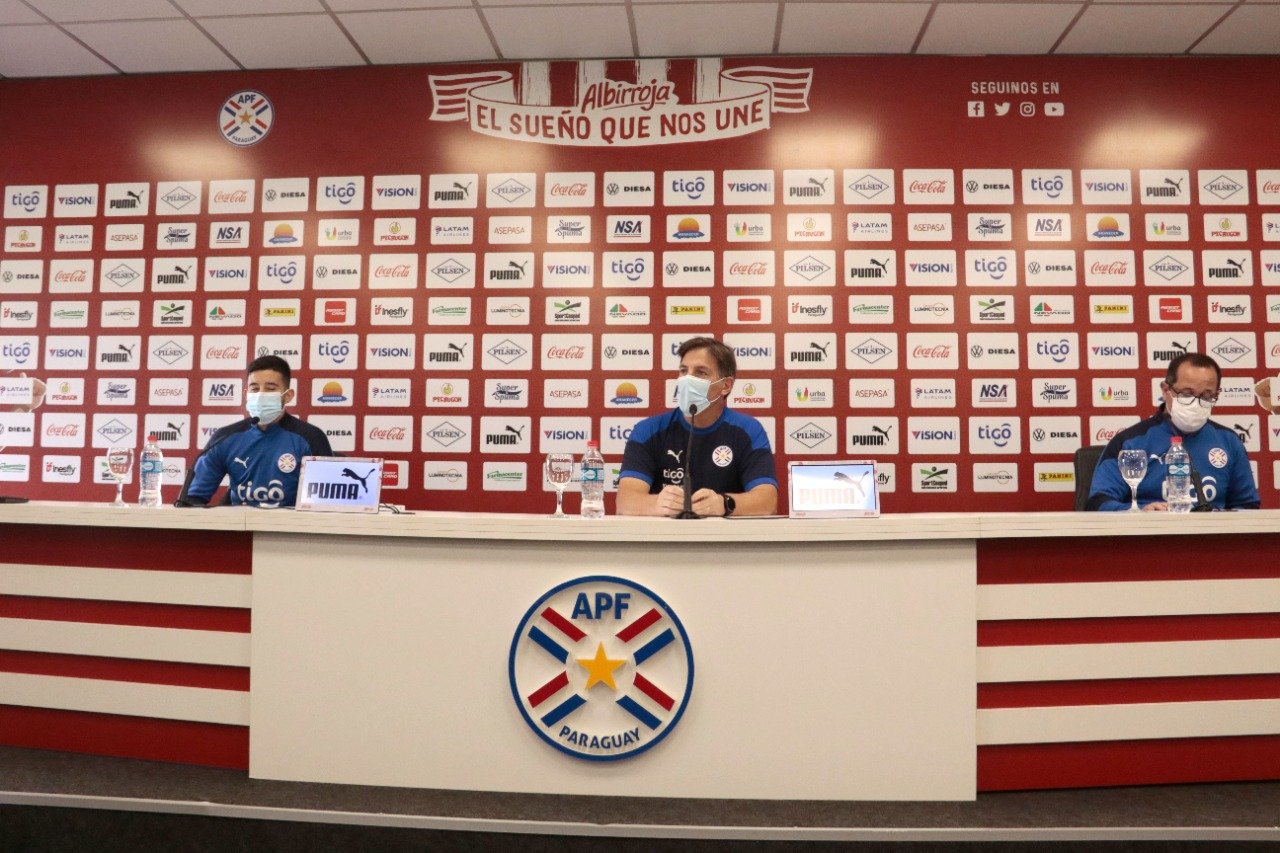 Conferencia de prensa de Eduardo Berizzo y Mathias Villasanti. Foto: APF.