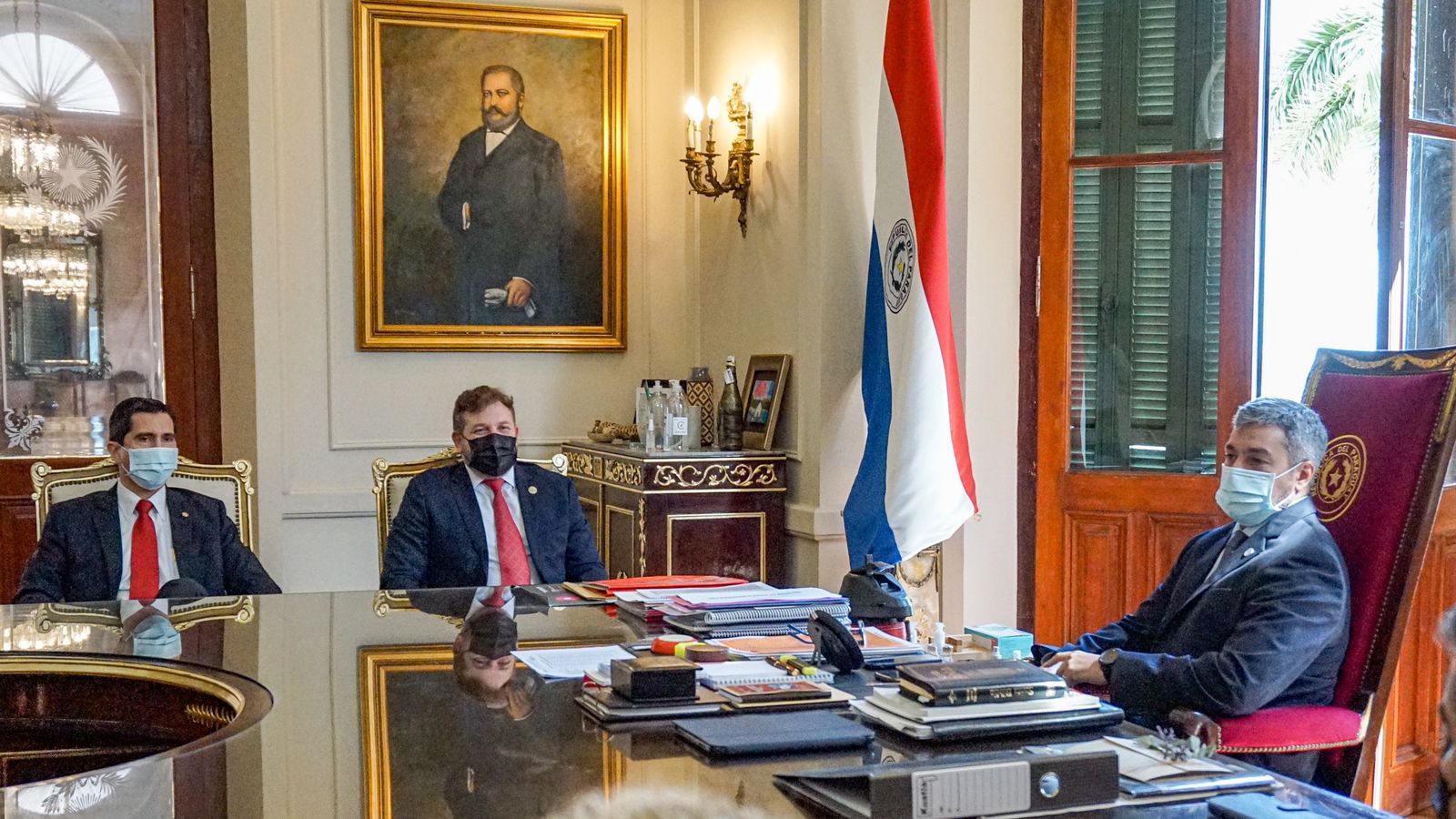 Reunión con el presidente de la República, Mario Abdo Benítez, el titular de la Conmebol, Alejandro Domínguez y otras autoridades del Gobierno. Foto: gentileza.