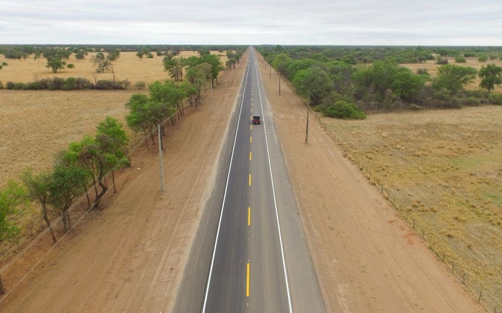 Pavimentación asfáltica en el acceso a la comunidad de Neuland