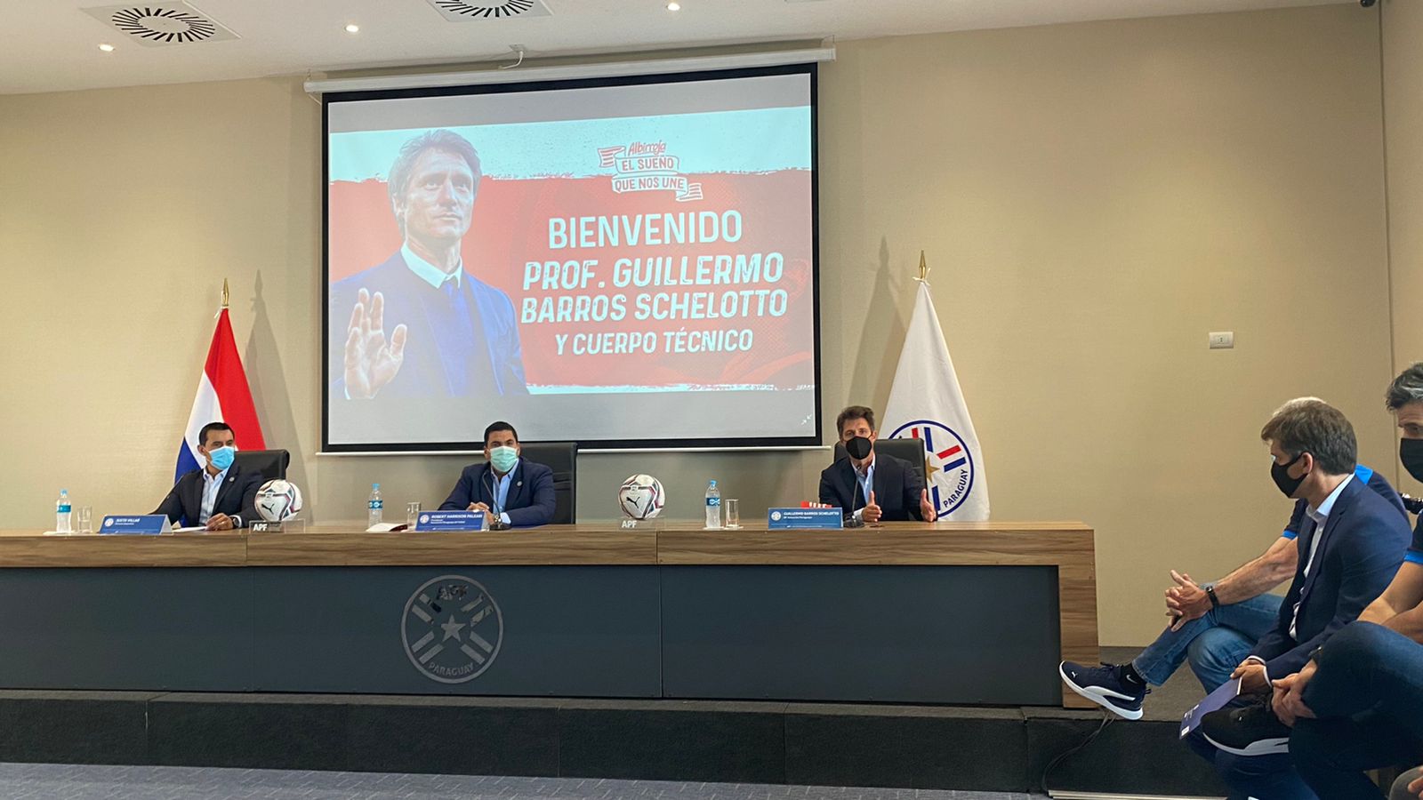 Presentación de Guillermo Barros Schelotto. Foto: Kevin Ledezma, cronista de Radio UNO 650 AM.