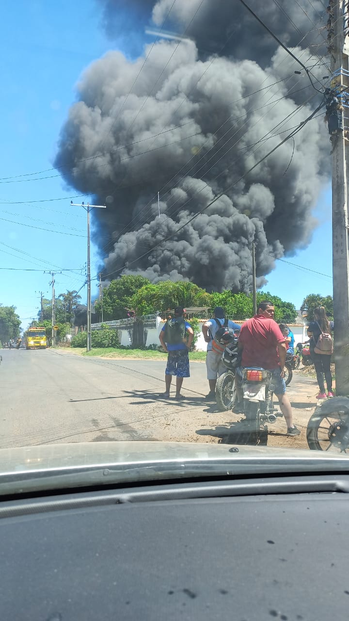 Villa Elisa: incendio de gran magnitud en fábrica de isopor