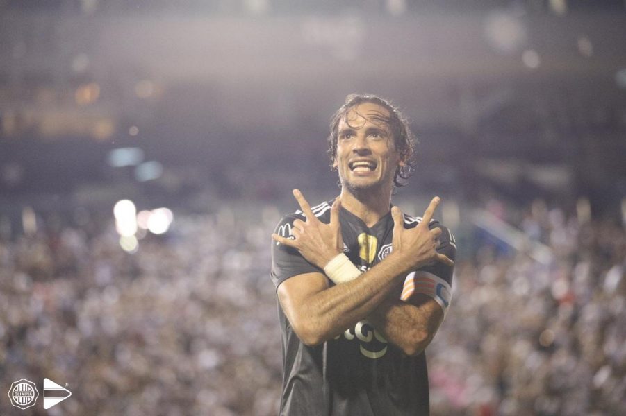 Roque Santa Cruz deberá decidir si quiere continuar con su carrera futbolística. Foto: Olimpia Media.
