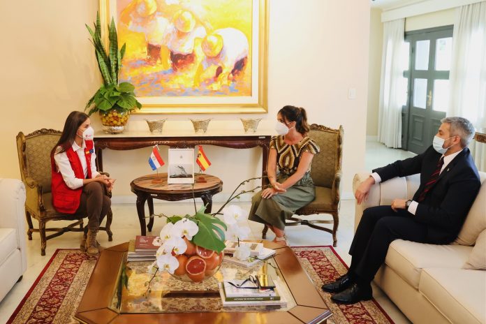 El presidente y la primera dama durante el encuentro que compartieron con la reina Letizia. Foto @silvana_abdo