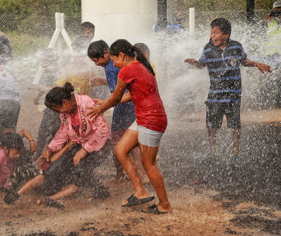 Por primera vez, nativos de Loma Plata cuentan con agua potable. Foto: MOPC.