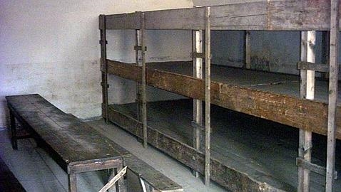 Literas en el campo de concentración nazi.