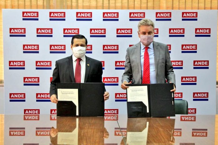 El presidente de la ANDE, Félix Sosa junto al representante de la empresa canadiense, Miles Lewis. Foto: ANDE.