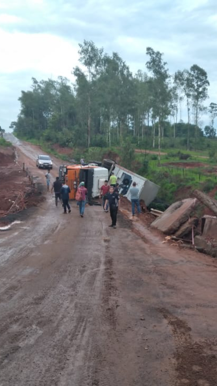 Camión de gran porte vuelca en puente alternativo de Tacuatí. Foto: Gentileza.
