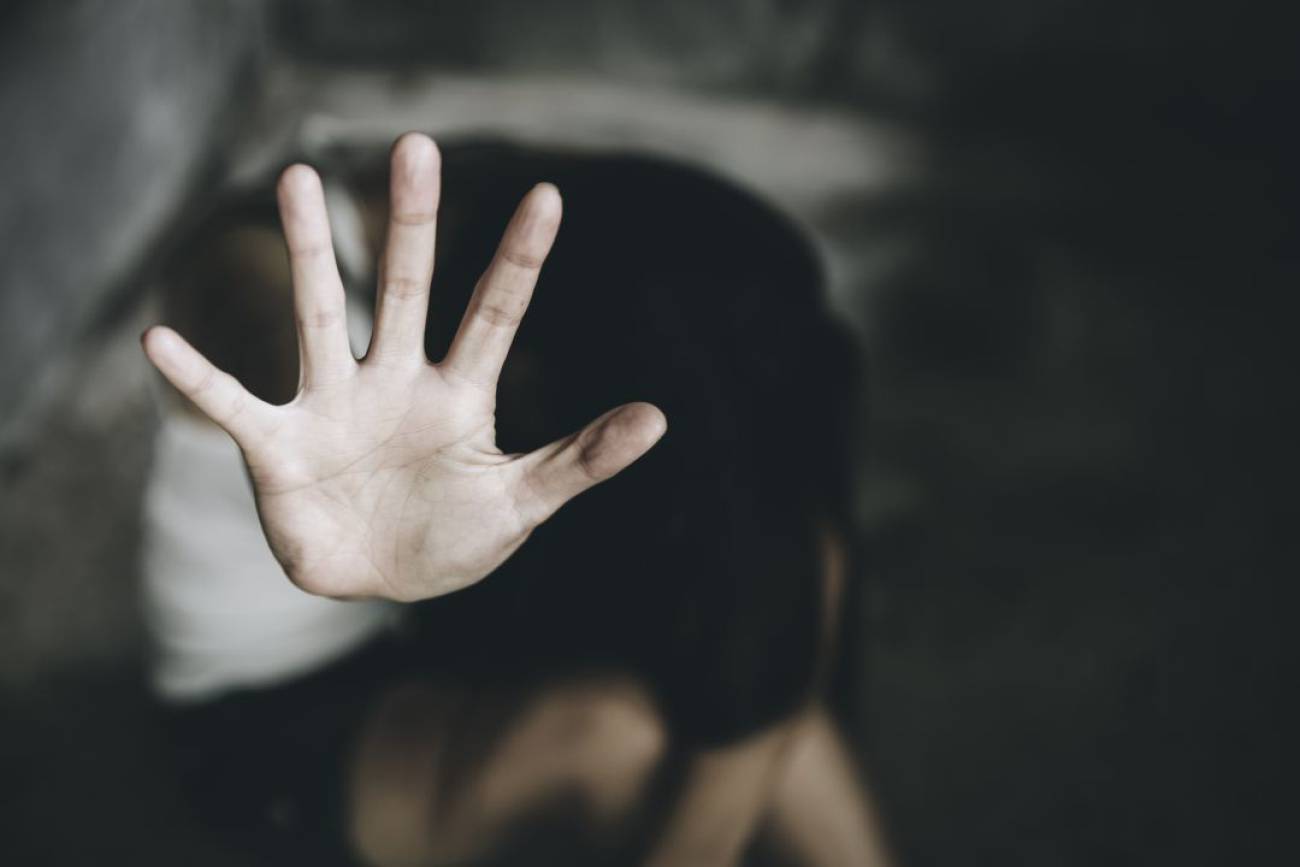 Imputan a policía acusado de abusar sistemáticamente de su hija