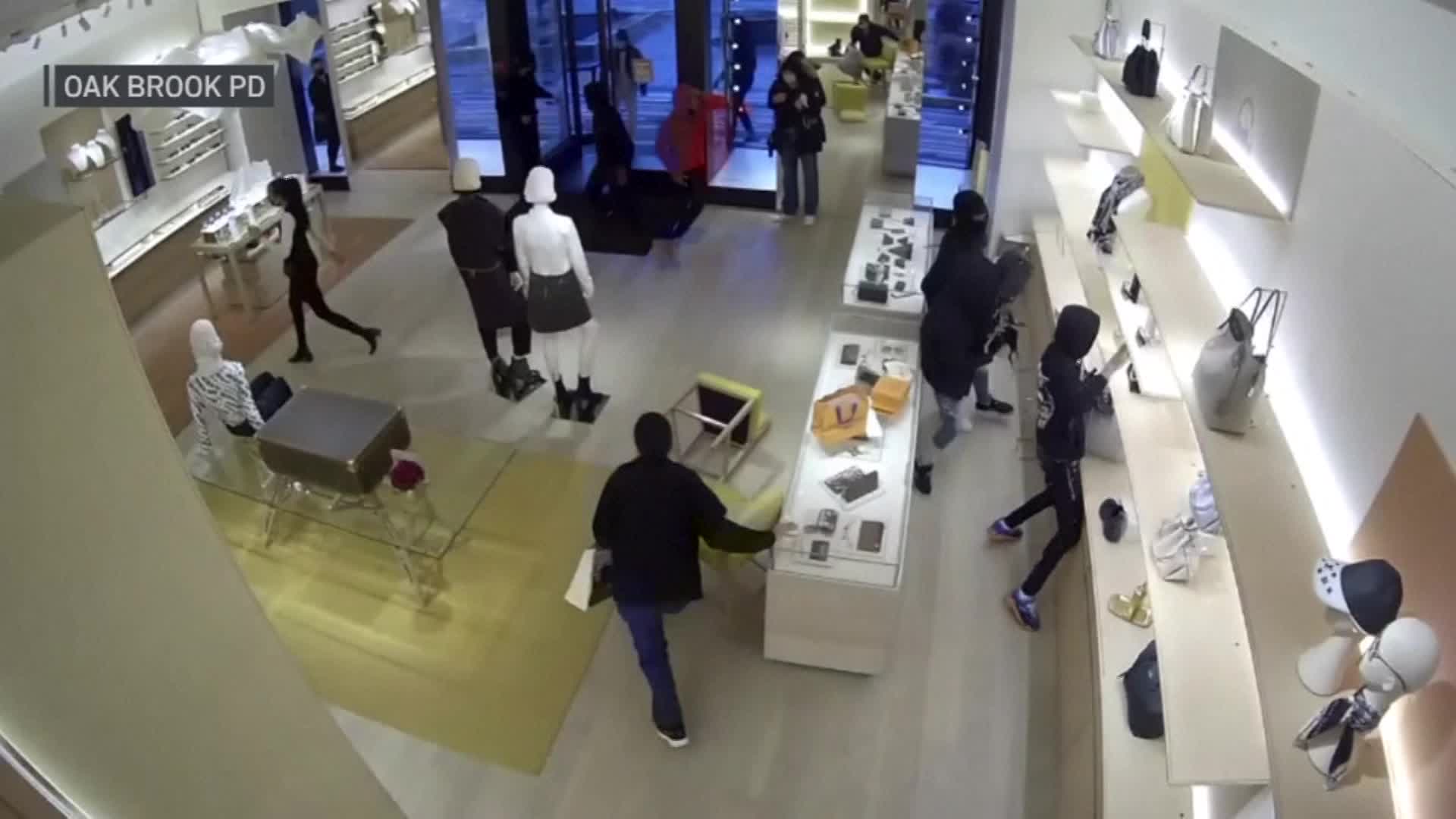 Robaron una tienda de Louis Vuitton en Chicago. Foto: captura de pantalla del circuito cerrado.