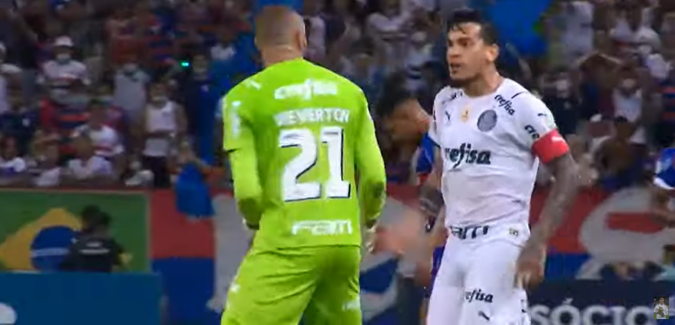 Gustavo Gómez y su compañero Weverton casi llegaron a los golpes