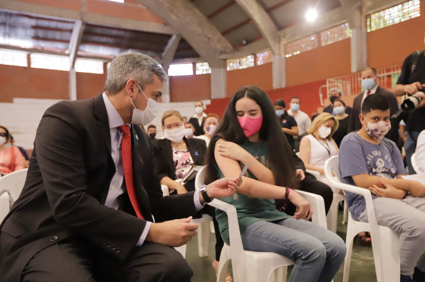 Mario Abdo Benítez acompañando vacunación a adolescentes. Foto: Agencia IP.