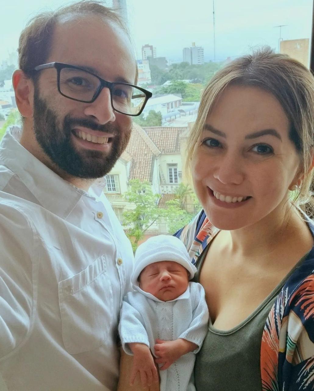 Toto González junto a su esposa Natalia Sánchez y su hijo Cayetano