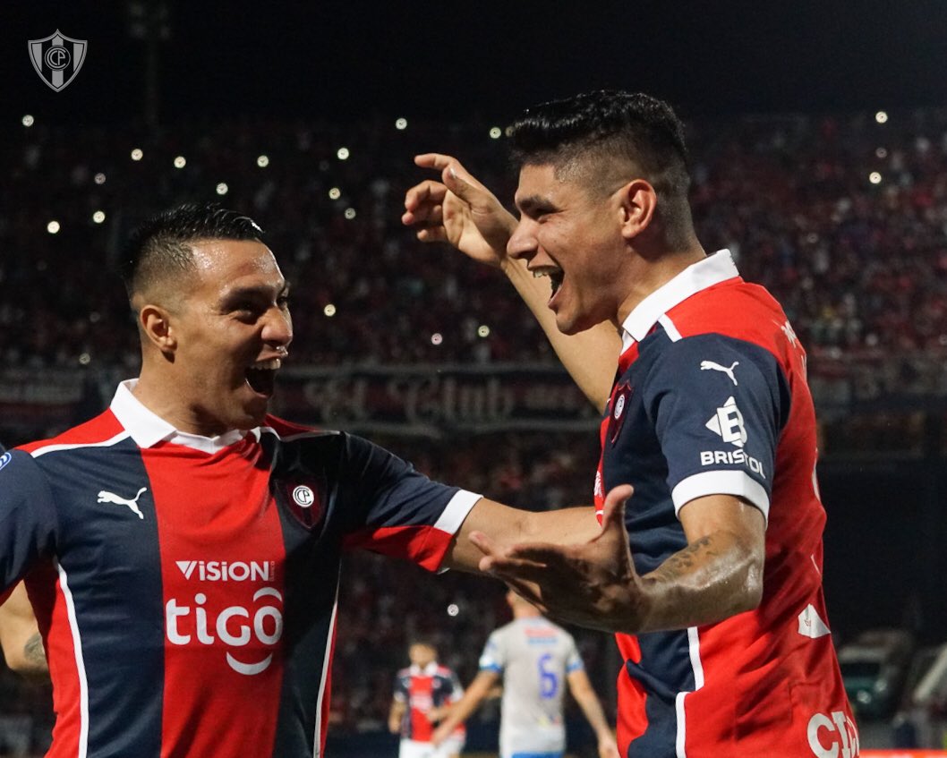 Festejo del gol entre Claudio Aquino y Ángel C. Lucena. Foto: CCP.