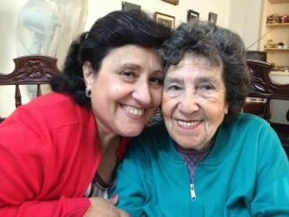 Genny, con su mamá, ya fallecida, de quien se inspiró para escribir la obra. Foto: Gentileza