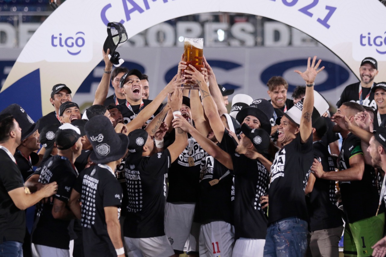 Celebración de Olimpia en la Supercopa Paraguay 2021. Foto: APF.